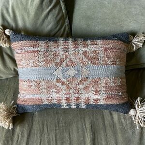 Woven throw pillow with tassels